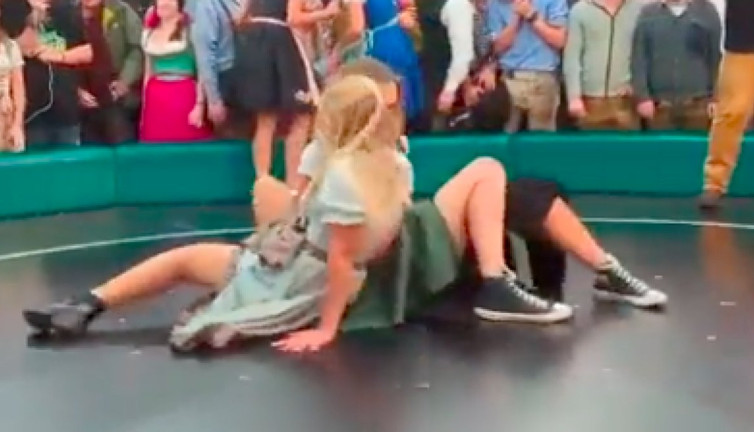 Alman kadınlar geleneksel Oktoberfest oyunuyla izleyenleri heyecanlandırdı