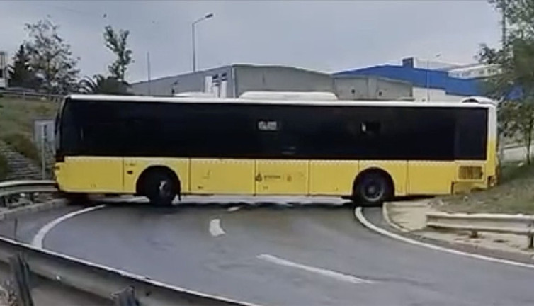 Virajı alamayan İETT otobüsü bariyerlere çarpıp yolu kapattı