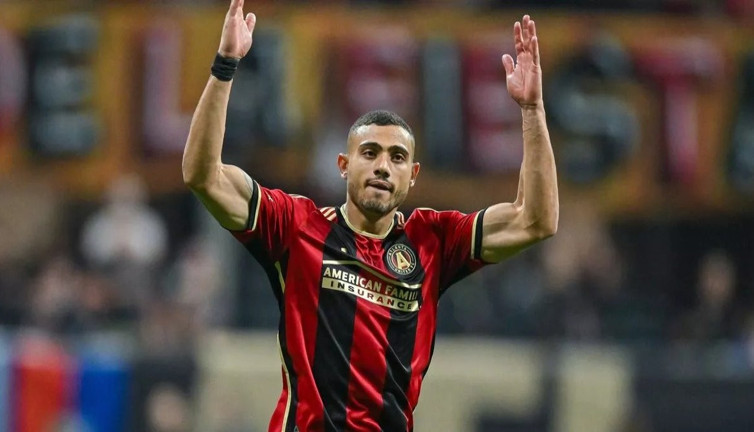 Yunan oyuncu Messi'yi geride bıraktı