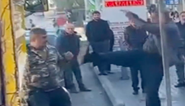 Kendini yakmak isteyen adamı uçan tekmeyle kurtardı