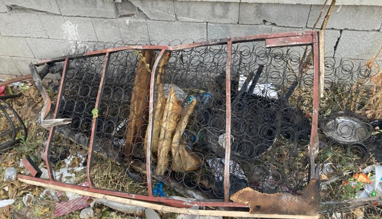 Evsiz adam kendi kurduğu kulübede yanarak can verdi