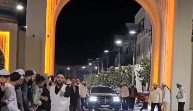 Menzil şeyhinin lüks aracıyla geçit töreni. Müritleri 12 milyon liralık aracının etrafını sardı