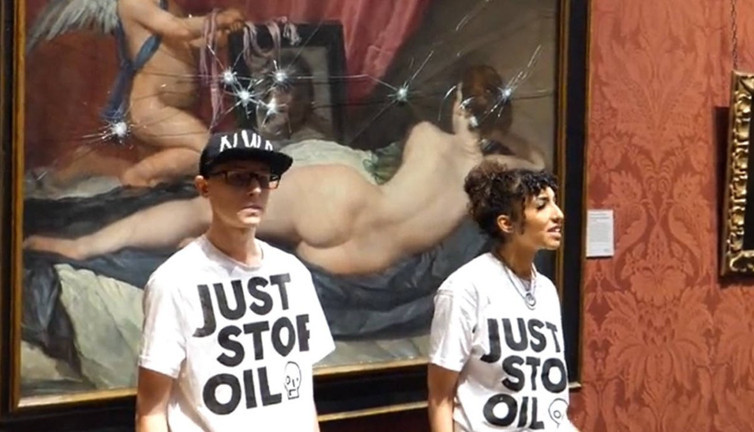 İklim aktivistleri, ‘Aynadaki Venüs’ tablosuna çekiçle saldırdı