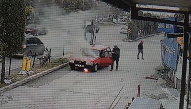 Sürücü kaputu açtı neye uğradığını şaşırdı