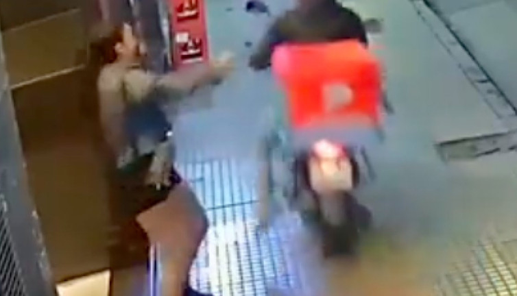 Genç kadının elinden telefonunu çaldı