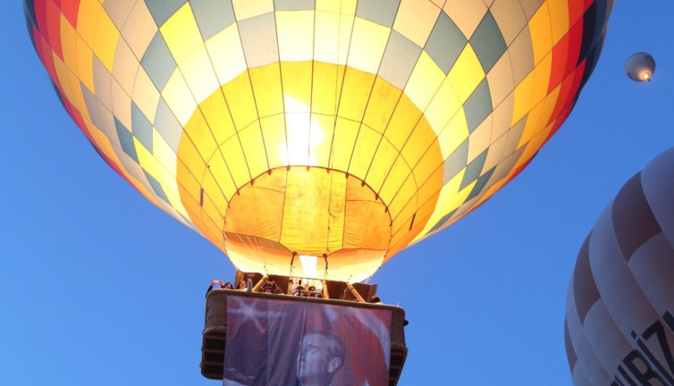 Kapadokya’da sıcak hava balonları “Ata” için havalandı