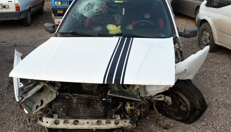 Lastiği patlayan otomobil bariyerlere çarptı: Aynı aileden 6 yaralı