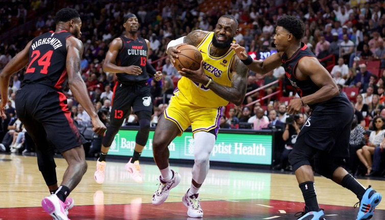 LeBron James'in meşhur beyaz takım elbisesi müzede sergilenecek