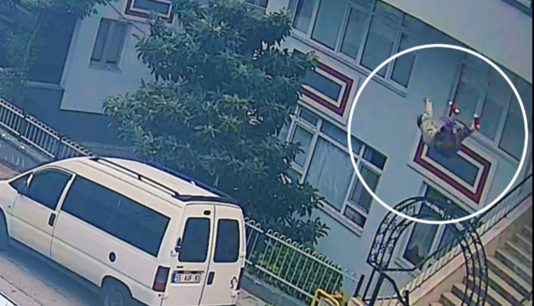 Yaşlı kadın 7 kattan düştü