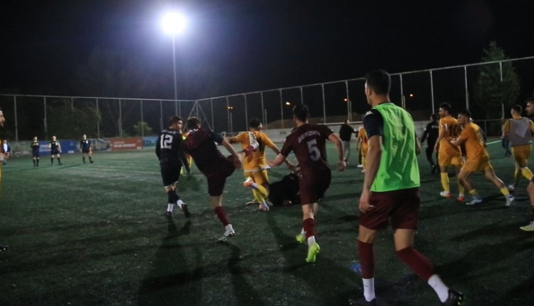 Yeşil saha ringe döndü. Futbolcu taraftara tokat attı