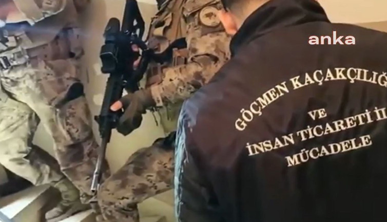 Göçmen kaçakçılığı operasyonu. Altından polis ve nüfus idaresi görevlileri çıktı