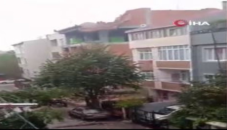 Küçükçekmece’de fırtınadan dolayı duvar çöktü