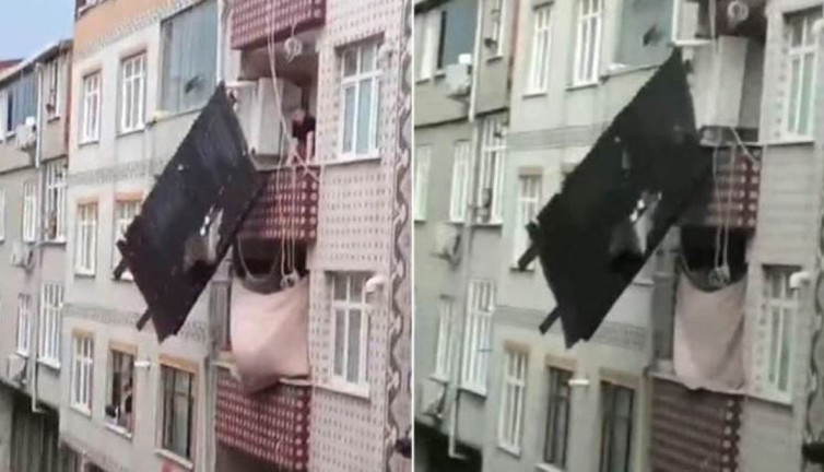 Sultangazi’de fırtına çatıyı yerinden söktü! Çamaşır İpinde asılı kaldı…