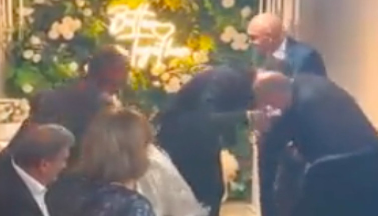 Kızının nişan töreninde gelinin babası heyecandan damadın elini öptü