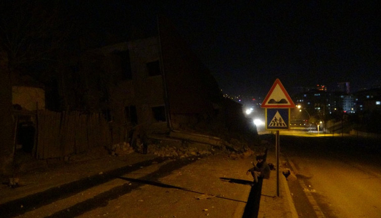 Malatya’da bina çöktü