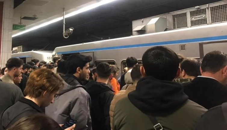 İstanbul'da metro arızalandı! Mahsur kalan yolcular isyan etti…
