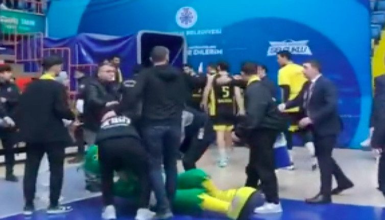 Maçta kavga çıkınca birden Kurtlar Vadisi müziği çalmaya başladı