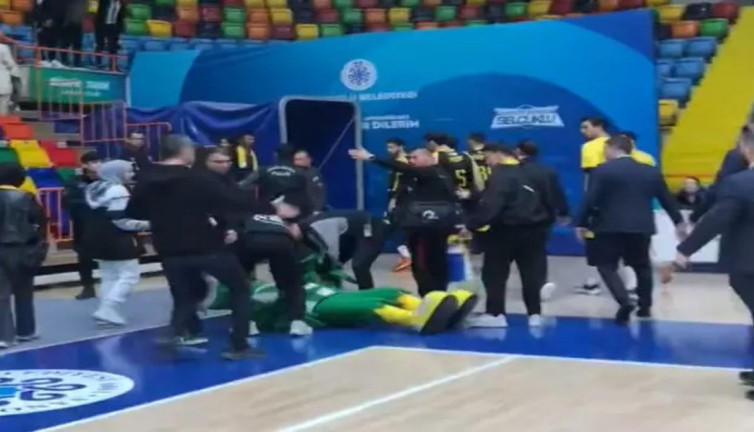 Basketbol maçında 'Konyalım yürü' şarkısı ortalığı gerdi, Kavga çıktı. Bu kez de Kurtlar Vadisi müziği başladı. Maskot yere düştü