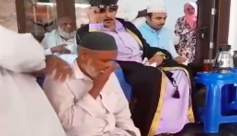 Hindistan'da din adamının müritlerinden biri elini adamın ayağına sürüp kokladı