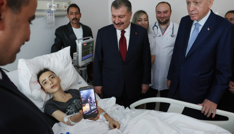 Erdoğan Türkiye'ye getirilen Gazzeli hastaları ziyaret etti