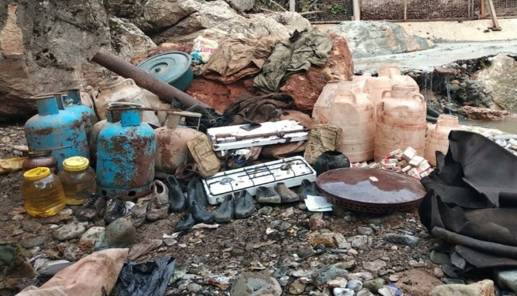 Tunceli'de teröristlere ait yaşam malzemesi ele geçirildi