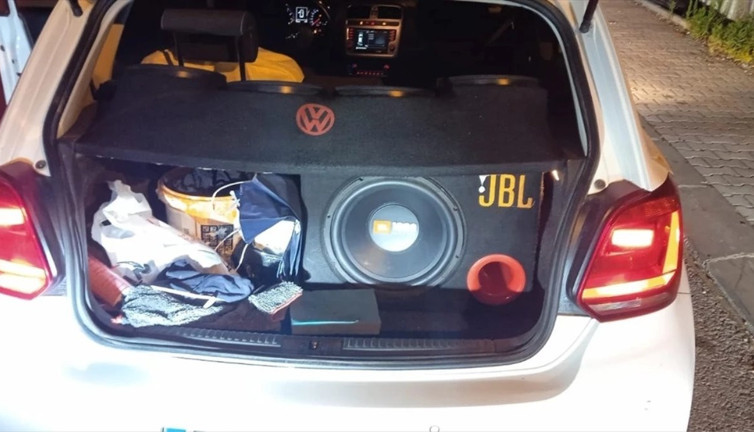 Trafikte yüksek sesle müzik dinleyenler dikkat: Onlarcası trafikten men edildi