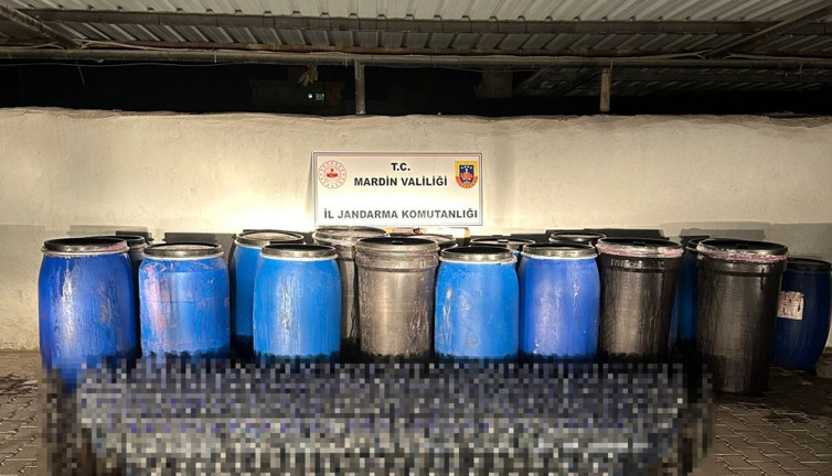 Mardin'de operasyon yapılan evden litrelerce sahte alkol ele geçirildi