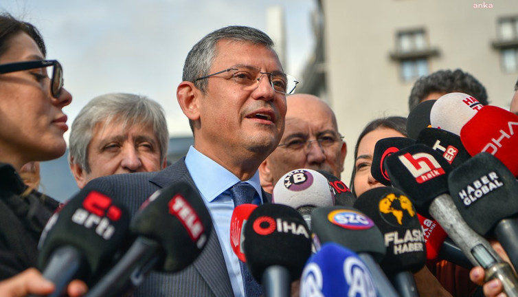 Özgür Özel'den Bakan Işıkhan'a yoksulluk tepkisi: Mercedes'ten inip pazarı gezmeye davet ediyorum