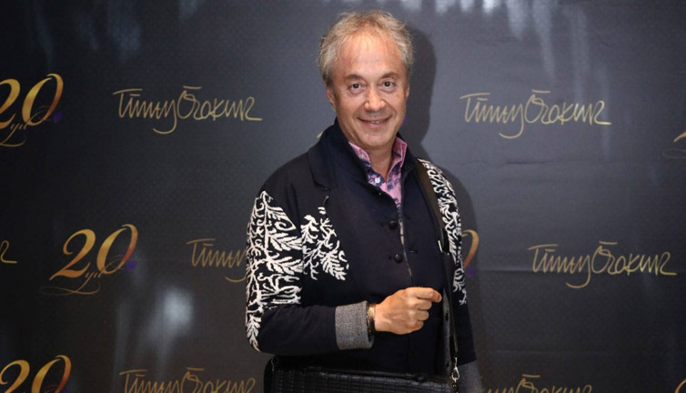 Türk Bayraklı tabutunun üstüne Fenerbahçe forması örtüldü. Metin Uca'nın vasiyeti yakılıp küllerinin Boğaziçi Köprüsü'nde atılmasıydı.