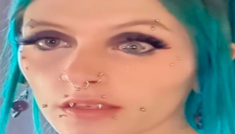 Görenlerin içi bir hoş oldu... Göz bebeğine piercing taktıran kadını gördünüz mü?