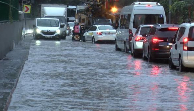 İstanbul'da göle dönen yollarda araçlar güçlükle ilerledi