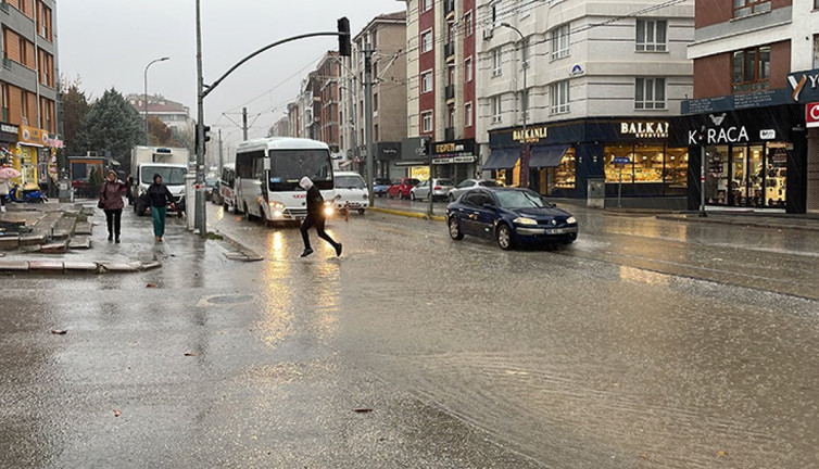 Eskişehir'i sağanak vurdu: Hazırlıksız yakalananlar sığınacak yer aradı
