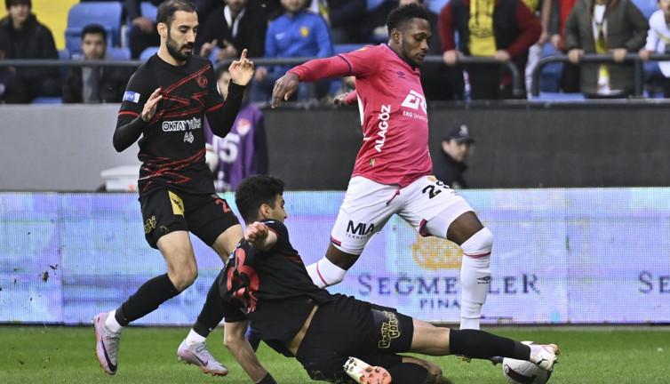 Ankaragücü Gençlerbirliği'ni ilk yarıda attığı gollerle yendi. Kupayı aldı