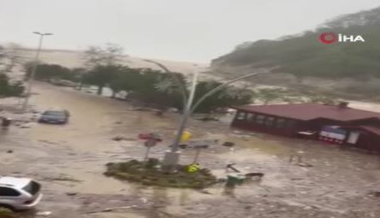 Şile’de dere taştı, yollar su altında kaldı
