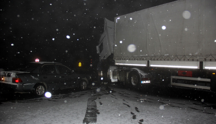 Kar ve tipi bastırdı. Araçlar yolda kaldı