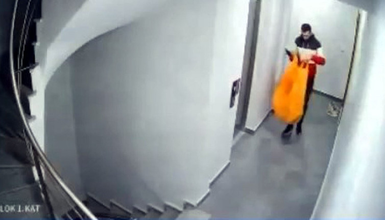 ‘Kargocuyum’ diyerek girdi. Binadaki ayakkabıları alıp kayıplara karıştı