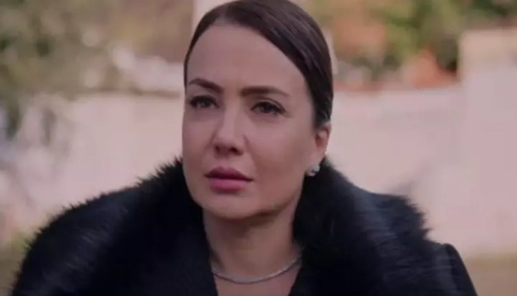 Ünlü güzel makyajsız halini paylaştı