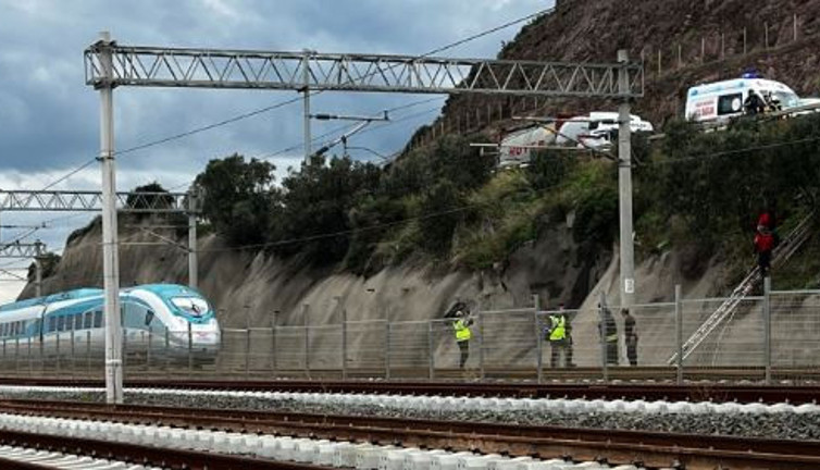 Yüksek Hızlı Tren yürüyen vatandaşa çarptı