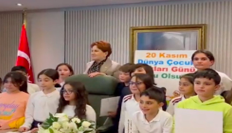 İYİ Parti Genel Başkanı Meral Akşener makamında ağırladığı çocuklarla Andımızı okudu