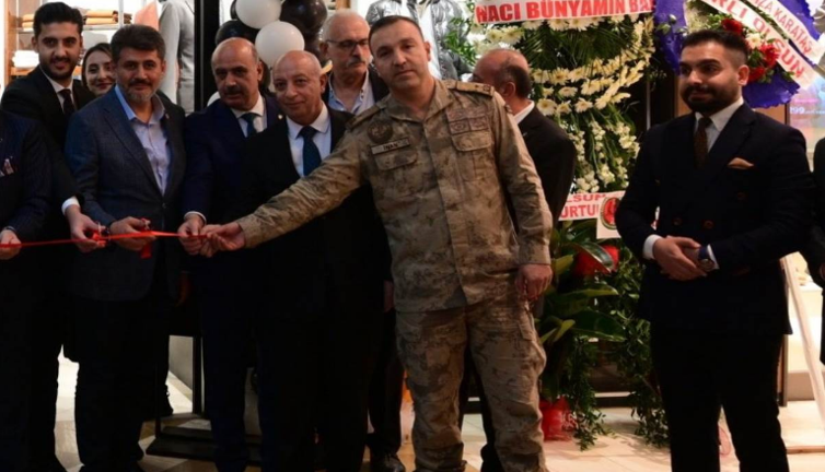 Milletvekili ve Belediye Başkanı kestiği kurdeleyi Tuğgenerale tutturdular. Hey gidi askeriye hey