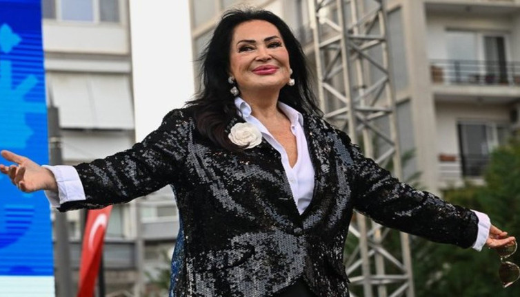 Türkan Şoray'a 'Onur Nişanı'