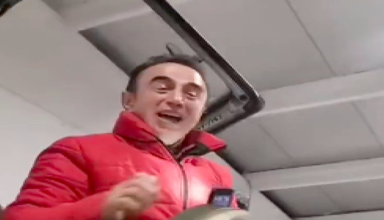 Fıs Fıs İsmail model uçağa binere Netanyahu'ya meydan okudu