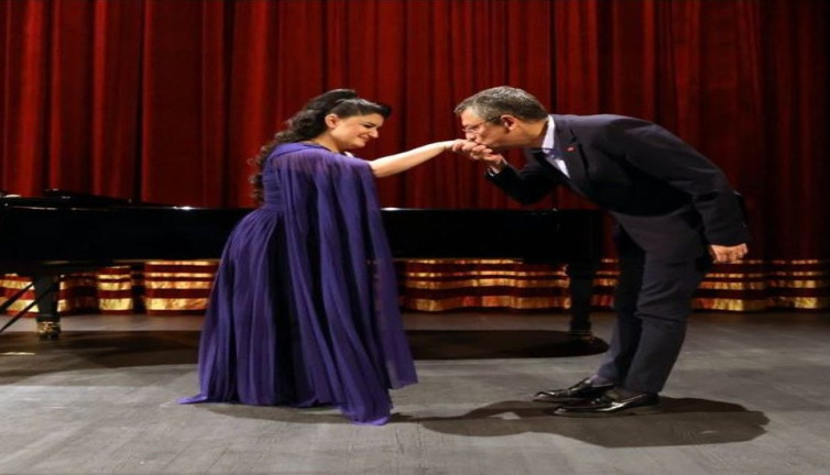 Yılmaz Özdil, Özgür Özel Kürdistancı kadının elini öpünce lafı gediğine koydu. 'AKP'ye yerel seçim afişi hediye edildi'