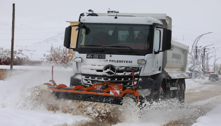 Van'da karla mücadele sürüyor