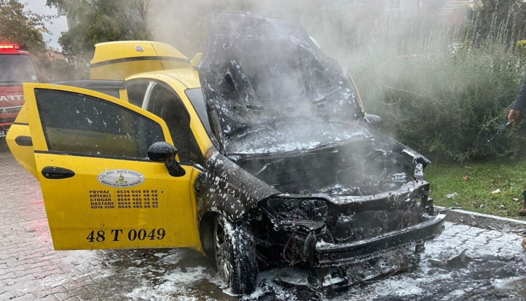Seyir halinde alev alan taksi kullanılamaz hale geldi