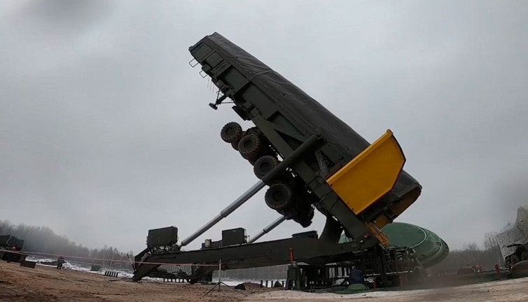 Rusya'dan tehdit gibi hamle. Roketler rampaya yerleştirildi