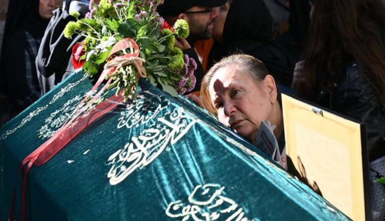 Yönetmen Yücel Uçanoğlu son yolculuğuna uğurlandı. Hayat arkadaşı Esen Püsküllü'nün acısı yüzünden okunuyordu