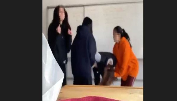 Sınıfta şiddet! Genç kıza akran dayağı