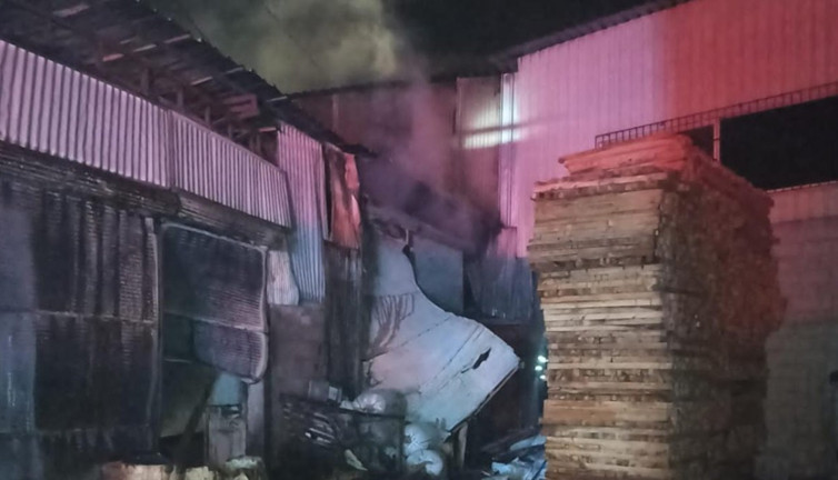 Adana'da bir iş yeri yangında kül oldu