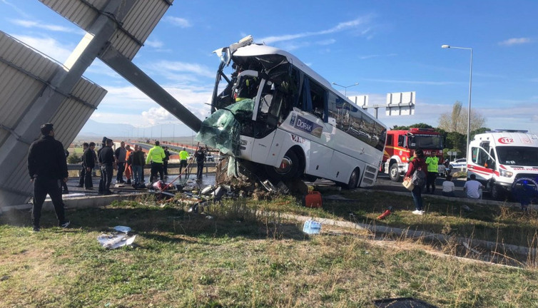 Taylandlı turistleri taşıyan otobüsle otomobil çarpıştı: 30 yaralı